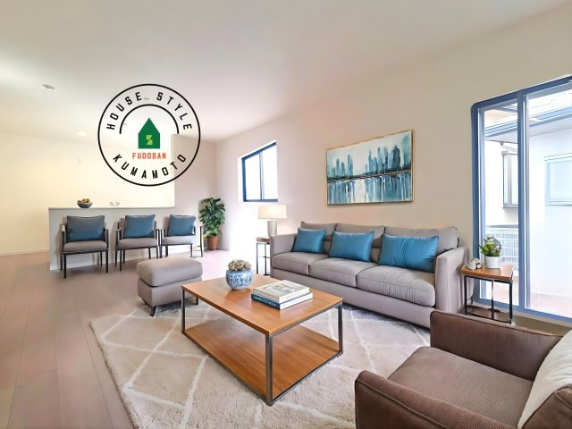 熊本市南区田井島2丁目第1₋2棟(1号棟)の内観：施工例|明るく開放的なリビングダイニングは豊かな陽光が注ぎ込み、やすらぎの空間を演出してくれます。ご家族で楽しいひとときをお過ごし下さい。※家具はCGを合成したものです。