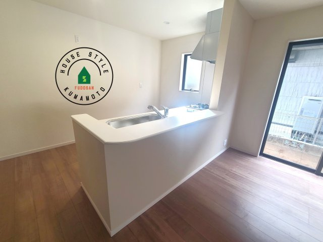 熊本市南区田井島2丁目第1₋2棟(1号棟)の内観：施工例|キッチンから立ち込める香りが今日の料理を期待させます。