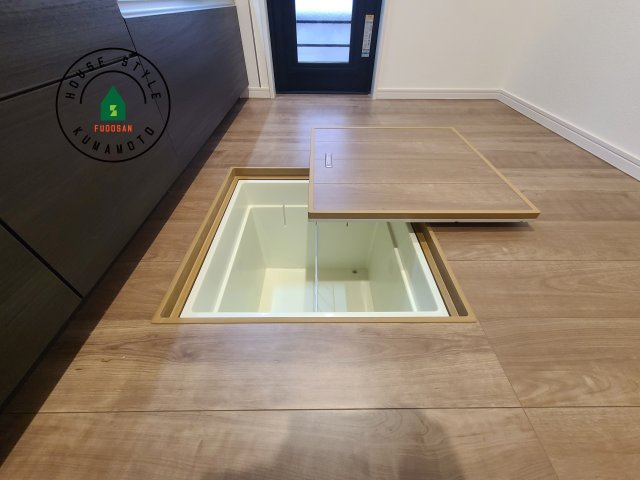 熊本市南区田井島2丁目第1₋2棟(1号棟)の設備|床下収納　小さな間口で床下スペースを有効に使用できす。