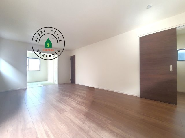 熊本市南区田井島2丁目第1₋2棟(1号棟)の内観：施工例|キッチンからリビングをしっかり確認できます。家族の笑顔があふれる空間になりそうですね。