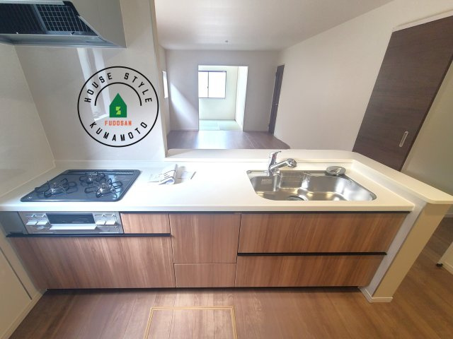 熊本市南区田井島2丁目第1₋2棟(1号棟)の内観：施工例|ご家族を近くに感じられる対面キッチンのLDK。会話もはずみそうですね。