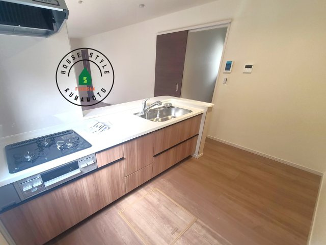 熊本市南区田井島2丁目第1₋2棟(1号棟)の内観：施工例|ダイニングテーブルへの配膳がラクラク、お料理はかどるカウンター付きシステムキッチン！