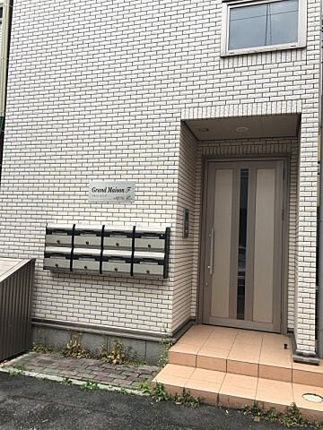 新宿区新宿７丁目のアパートのエントランス