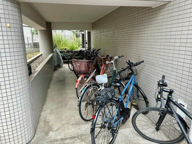 MAC平山城址公園コートの駐車場|フリースペースの駐輪場