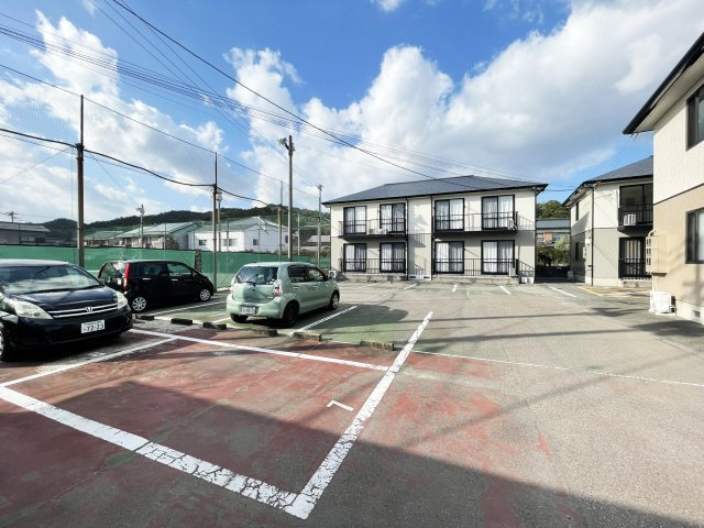 ヴィラージュマルイ　Ａ棟の駐車場