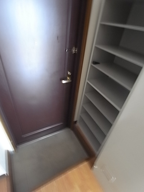 賢泰ビルの玄関