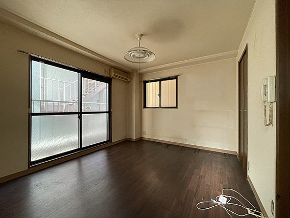 賢泰ビルの居間・リビング