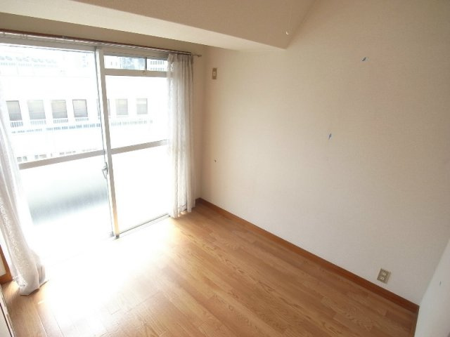 サンシャイン三宮の居間・リビング