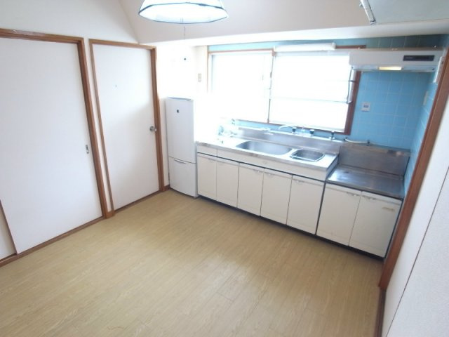 サンシャイン三宮の居間・リビング