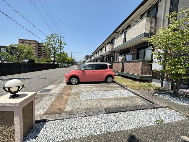 リヴェール北御座 B棟の駐車場