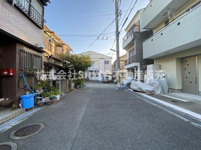 布市町1丁目中古戸建の前面道路含む現地写真|物件価格が大変お求めやすくなっており、現金購入がオススメです♪