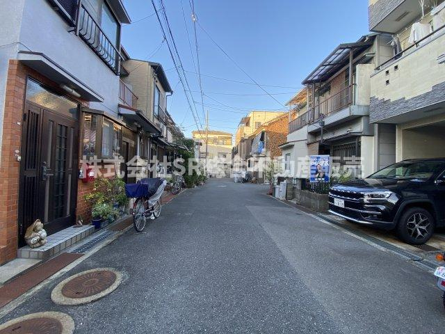 布市町1丁目中古戸建の前面道路含む現地写真|オーナーチェンジ物件や不動産投資物件をお探しなら、東大阪市全域に強い当社までご連絡ください。