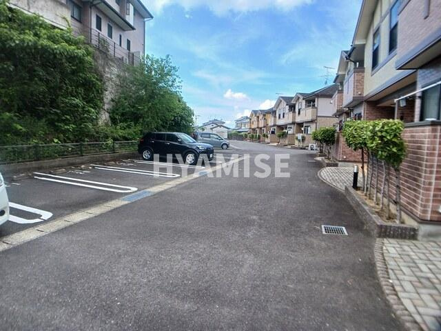 ラ・ベレッツァⅢの駐車場