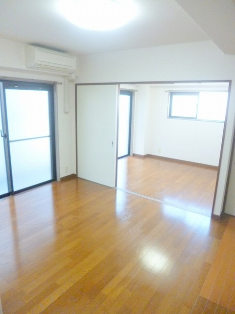 クランツ高井戸の居間・リビング|扉を外せば広い1ＬＤＫにも出来る、リビング