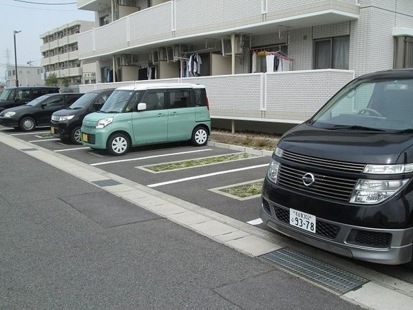 ウインドローズの駐車場
