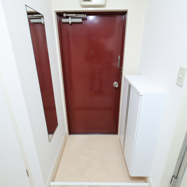 鴨志田ビルの玄関