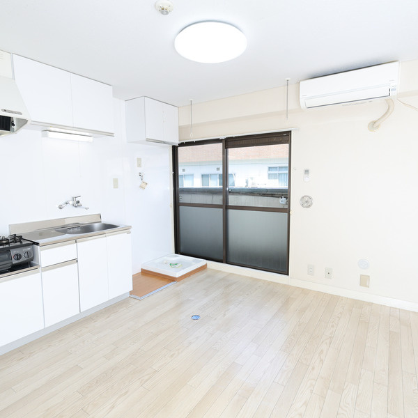 鴨志田ビルの居間・リビング