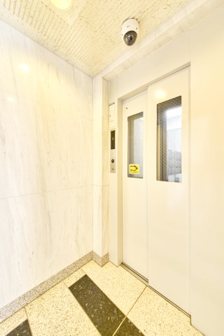 【その他共用部分】 | サージュ白楽 | お買い物時やベビーカーの出し入れに便利なエレベーター付です。