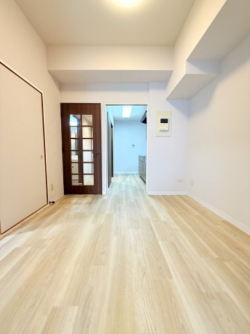 【ダイニング】 | サージュ白楽 | 約4.6帖のダイニングです。
隣接した洋室の引き戸を開けてリビングとしてもお使いいただけます。
リフォーム完了！　リフォーム内容：クロス張替、フローリング張替