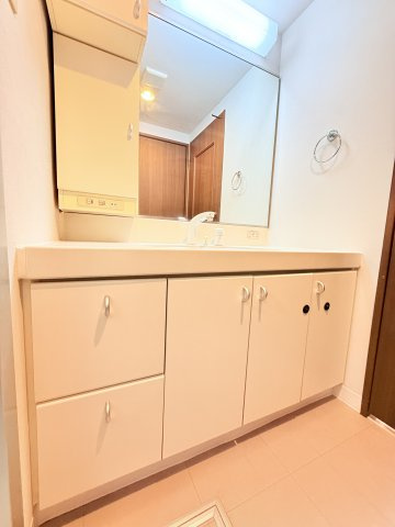 【独立洗面台】 | サージュ白楽 | 洗面台です。
リフォーム完了！　リフォーム内容：クロス張替