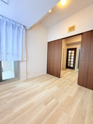 【洋室】 | サージュ白楽 | 約4.5帖の洋室は主寝室にいかがでしょうか。
リフォーム完了！　リフォーム内容：クロス張替、フローリング張替