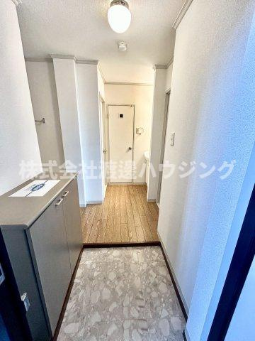 スカイコート待兼山A棟の玄関