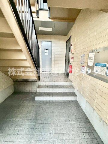 スカイコート待兼山A棟のエントランス