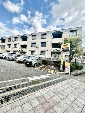 スカイコート待兼山A棟の外観