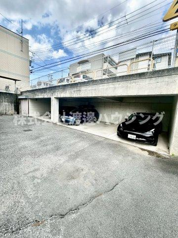 スカイコート待兼山A棟の駐車場