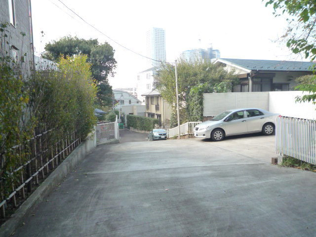 上野毛森の家の駐車場|駐車場前(物件の向かい)