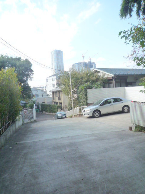上野毛森の家の駐車場|駐車場前(物件の向かい)