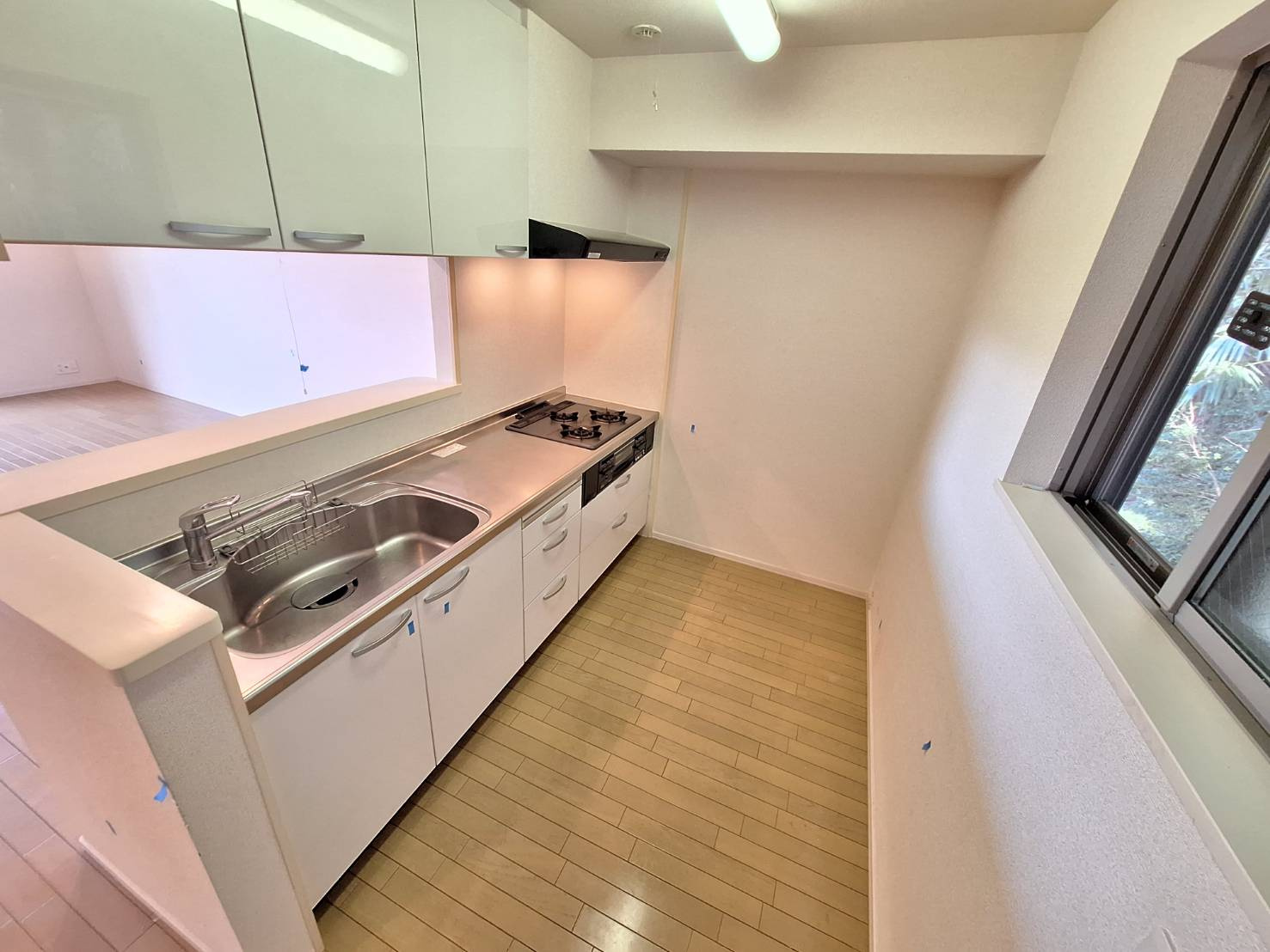 上野毛森の家のキッチン|料理の幅も広がるグリル付3口システムキッチン