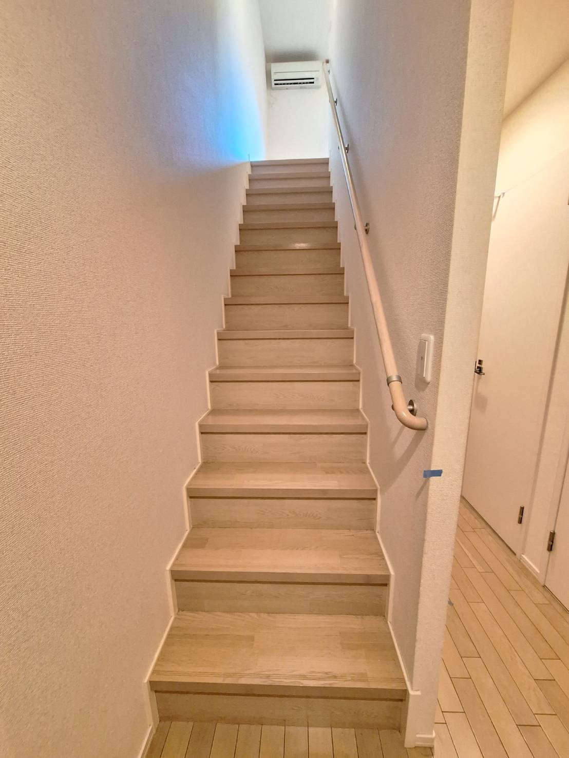 上野毛森の家の居間・リビング|室内階段