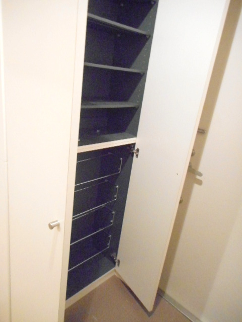 上野毛森の家の玄関|棚の多いシューズボックス