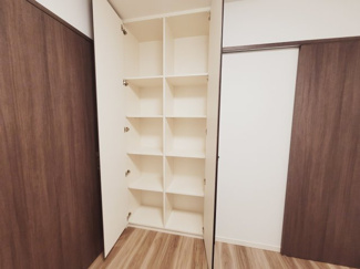 【収納】 | エクセレントシティ蘇我　 | マンションなので収納をあきらめていませんか？高さ調整の出来る棚を新設。季節物家電や、掃除機等、すっきりと収納出来ますね