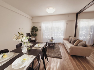 【居間・リビング】 | エクセレントシティ蘇我　 | ご家族の集まるLDKは約15.7帖。毎日の始まり迎える大切な空間はいつでも心地良い空間に。
