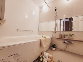 【浴室】 | エクセレントシティ蘇我　 | 一日の疲れを癒してくれる浴室は広々とした浴槽です。床はお子様やご高齢者にも優しい転倒防止タイプ。水はけを良くする機能のもありますので、お掃除もラクになりますね！