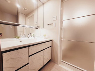 【独立洗面台】 | エクセレントシティ蘇我　 | 歯磨き、メイク、整髪。ゆとりの洗面スペースは、ご家族と時間が重なっても快適にお使いいただけます。洗剤やリネン棚も新設！スッキリと収納出来ます