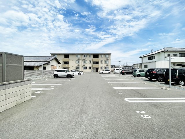 ロイヤルサン　Ｂ棟の駐車場