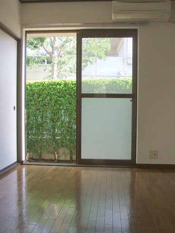 プレザンスコートの居間・リビング|目線が気にならない１階です！