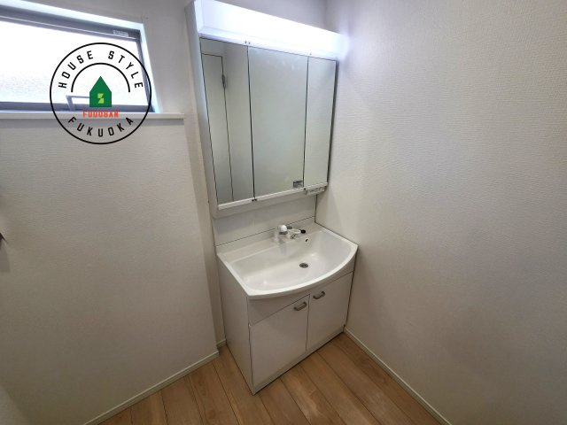 糟屋郡須恵町新原第5-3棟（1号棟）の独立洗面台|洗面所は小さなプライベートスペース。歯磨き、洗顔と毎日施す個人空間。