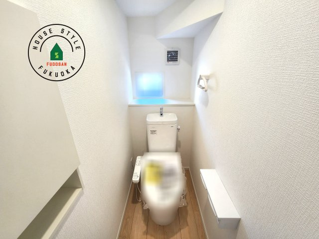 糟屋郡須恵町新原第5-3棟（1号棟）のトイレ|トイレ・ウォシュレット付。快適で衛生的な洗浄機能付温水シャワートイレです。収納や手すりもついてます。