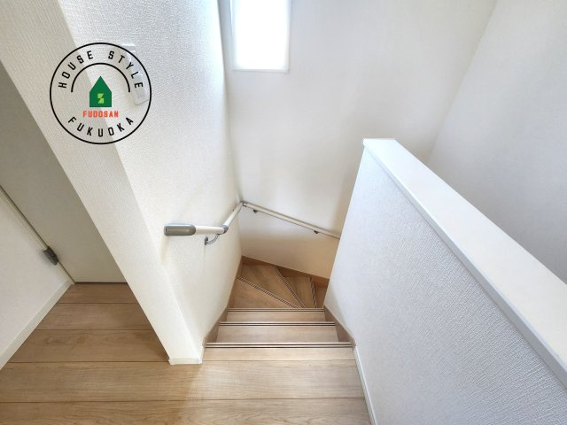 糟屋郡須恵町新原第5-3棟（1号棟）の内装|＜手すり付階段＞手すりがないと階段の昇り降りで危険なことはもちろん、壁に手をつきながら歩くことで壁紙が汚れやすくなります。すべての方に快適に昇り降りしていただくため、手すりを設置しました。