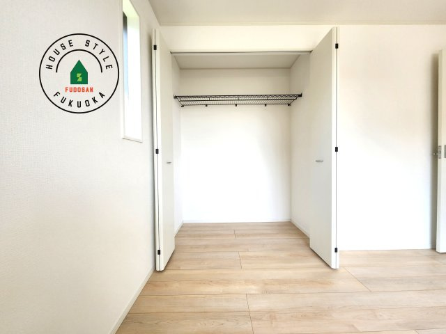 糟屋郡須恵町新原第5-3棟（1号棟）の収納|【WIC（ウォークインクローゼット）】 たくさんの洋服をかけてもシワになりにくいウォークインクローゼット。洋服以外にも、普段使わない家電やスーツケース、ストック品など何でも片付く嬉しい空間です。