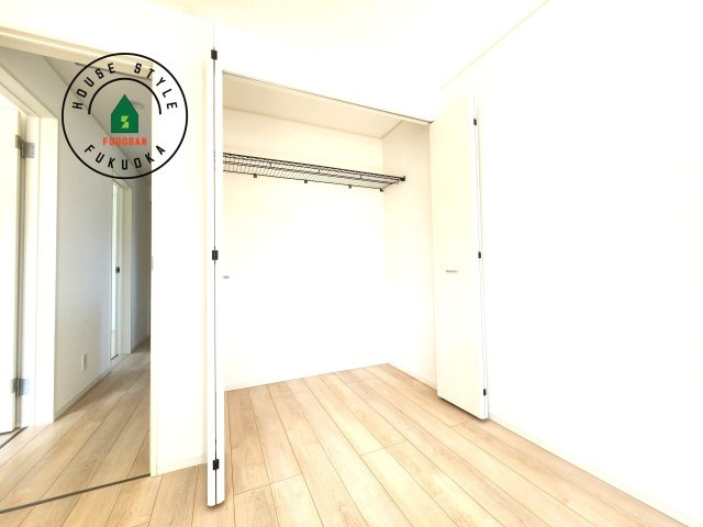 糟屋郡須恵町新原第5-3棟（1号棟）の収納|壁面クローゼットのメリットは、衣類が横一列に並ぶためひと目で洋服が選びやすいこと。衣類をたくさんお持ちの方も、限られたスペース内に無理なく収納することができます。