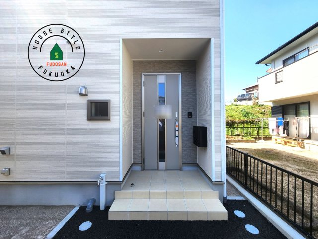 糟屋郡須恵町新原第5-3棟（1号棟）の玄関|地盤調査済 / 玄関へ向かうまでのアプローチに漂う上質が期待感をもたせます。玄関は建物の顔。落着きを醸し出した自己主張が心に訴えてきます。