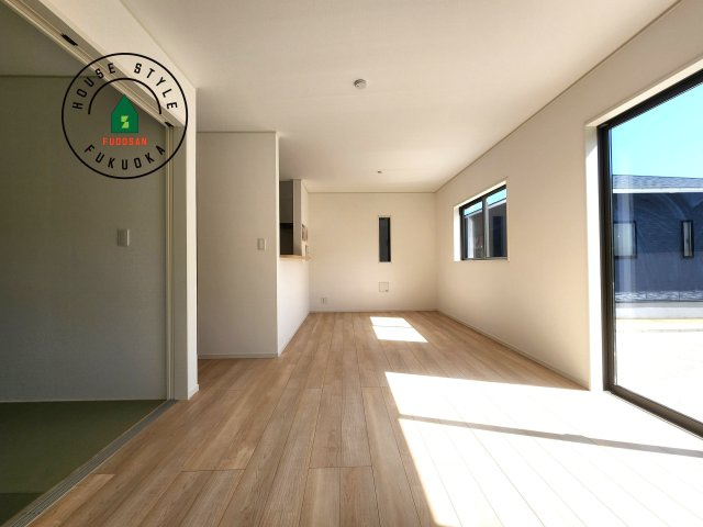 糟屋郡須恵町新原第5-3棟（1号棟）の居間・リビング|キッチンからリビングをしっかり確認できます。家族の笑顔があふれる空間になりそうですね。