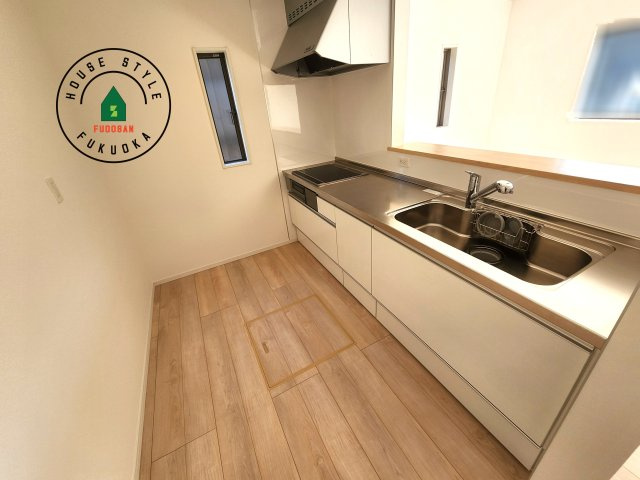 糟屋郡須恵町新原第5-3棟（1号棟）のキッチン|カウンターキッチンなら、リビングで遊ぶ子供の様子を見ながら料理ができるので安心です。料理を運んでもらったり、子供にお手伝いしてもらいやすいのもいいですね。