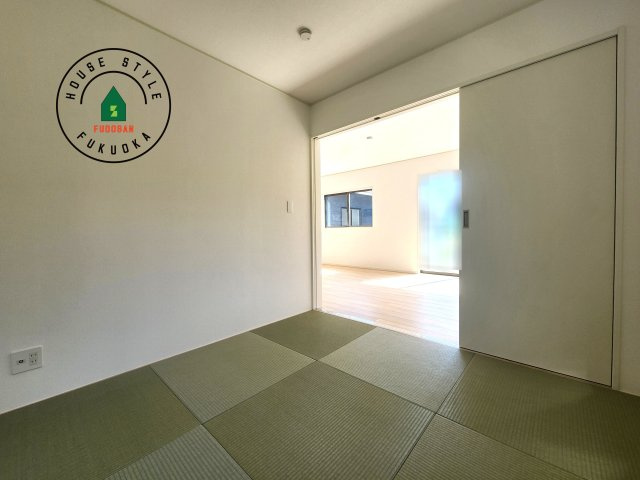 糟屋郡須恵町新原第5-3棟（1号棟）の和室|和室を上手に活用すると暮らし方の幅が広がります。例えば普段は開け放して、子供の小さいうちはお昼寝や遊びのスペースに。畳はソフトなので転んでもケガをしにくく安心です