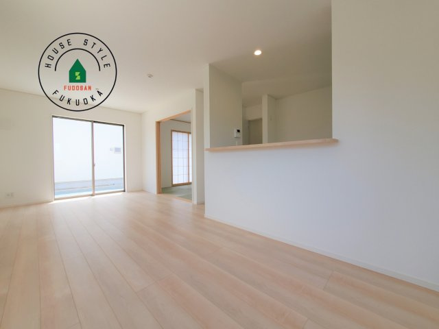 福津市西福間3丁目第7-2棟（2号棟）の洋室|キッチンからリビングをしっかり確認できます。家族の笑顔があふれる空間になりそうですね。